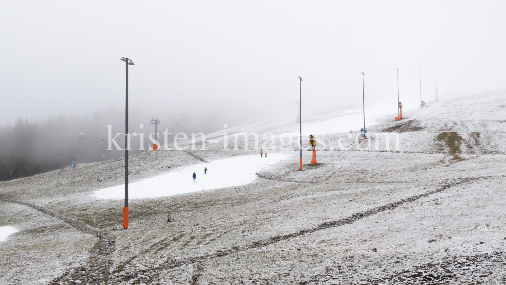 Schneemangel in Tirol, in den Alpen / Klimawandel / Patscherkofel by kristen-images.com
