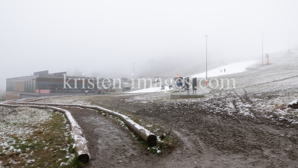 Schneemangel in Tirol, in den Alpen / Klimawandel / Patscherkofelbahn Talstation by kristen-images.com