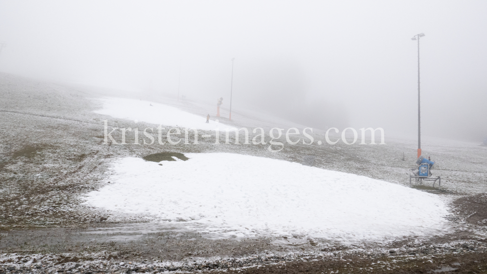Schneemangel in Tirol, in den Alpen / Klimawandel / Patscherkofel by kristen-images.com