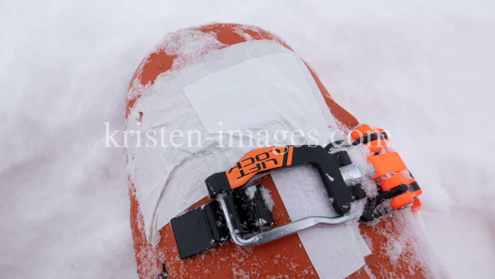 Skischuh mit Klebeband by kristen-images.com