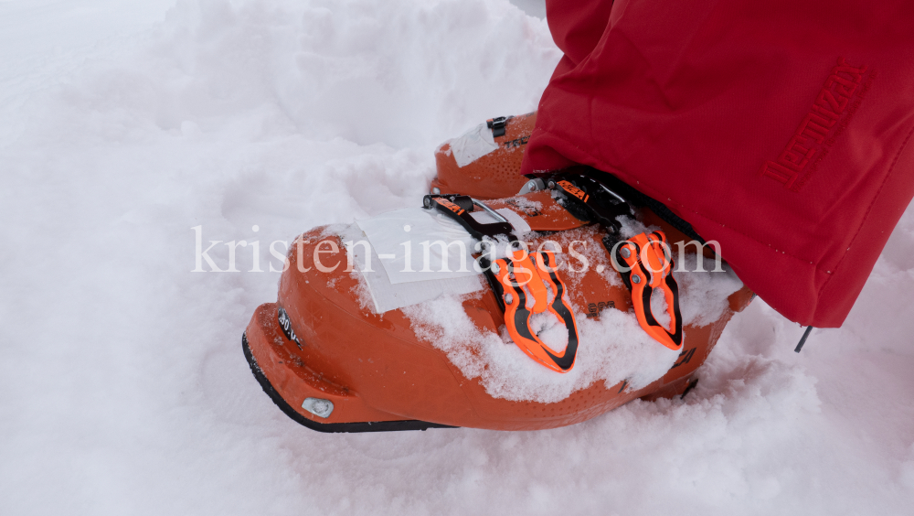 Skischuh mit Klebeband by kristen-images.com