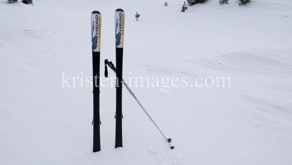 Ski stecken im Schnee by kristen-images.com
