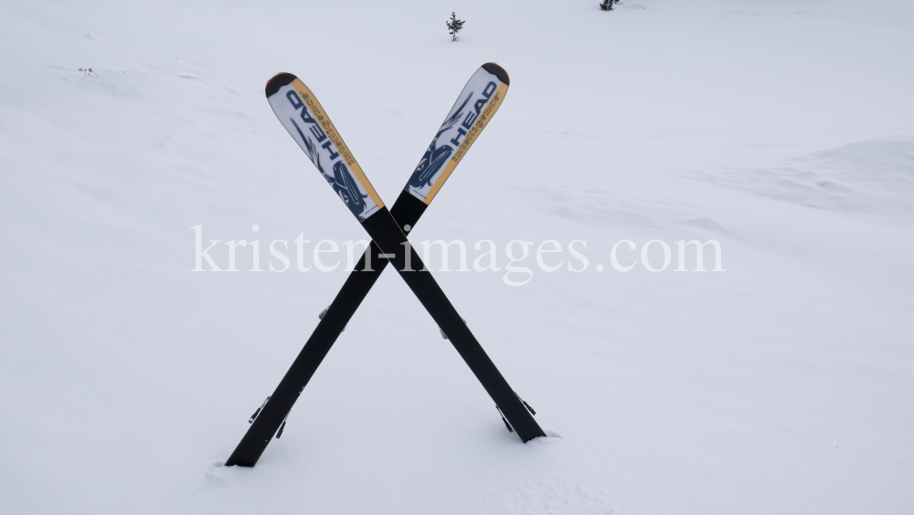 Skiunfall absichern / Ski stecken im Schnee by kristen-images.com