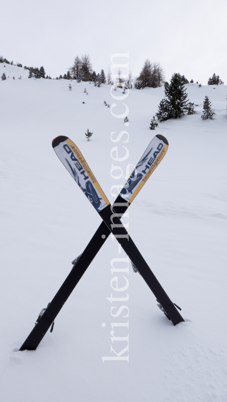 Skiunfall absichern / Ski stecken im Schnee by kristen-images.com