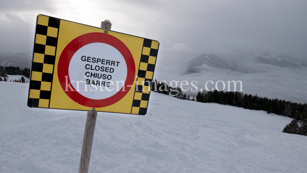 Hinweisschild / Gesperrt / Alpine Gefahren / Lawinengefahr by kristen-images.com