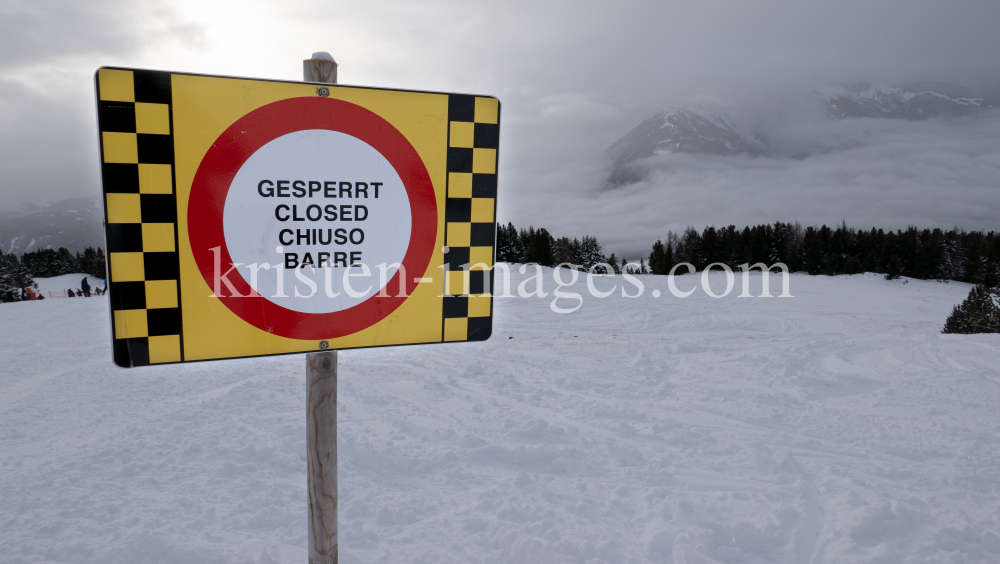 Hinweisschild / Gesperrt / Alpine Gefahren / Lawinengefahr by kristen-images.com