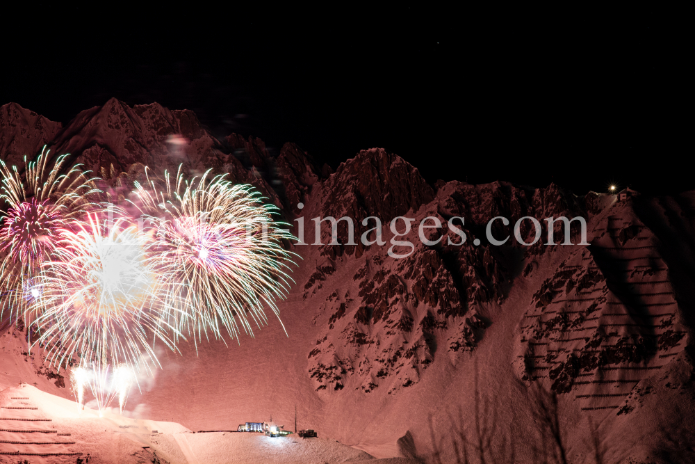 Silvester-Feuerwerk 2019/2020 auf der Seegrube, Nordkette, Innsbruck by kristen-images.com