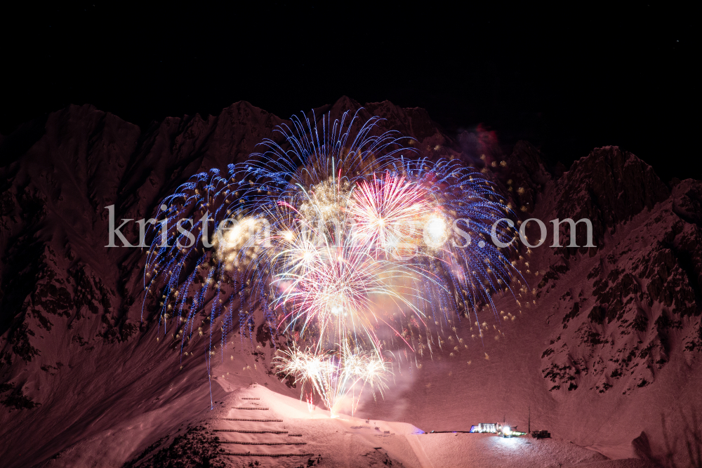 Silvester-Feuerwerk 2019/2020 auf der Seegrube, Nordkette, Innsbruck by kristen-images.com