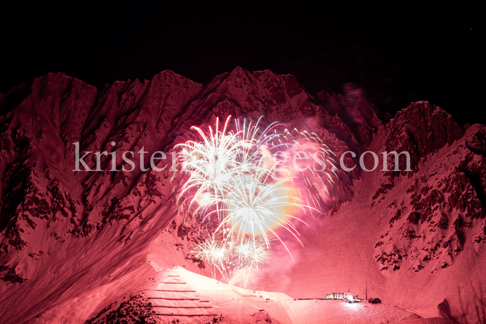 Silvester-Feuerwerk 2019/2020 auf der Seegrube, Nordkette, Innsbruck by kristen-images.com