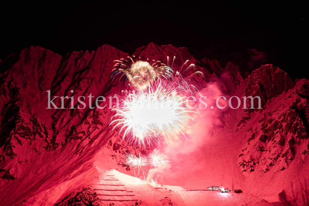 Silvester-Feuerwerk 2019/2020 auf der Seegrube, Nordkette, Innsbruck by kristen-images.com