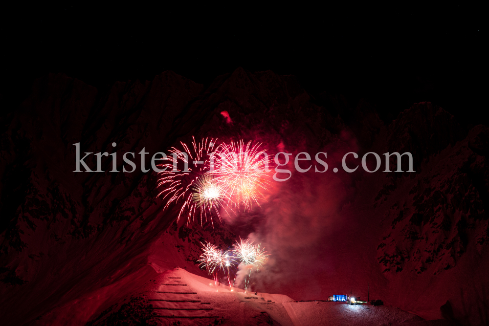 Silvester-Feuerwerk 2019/2020 auf der Seegrube, Nordkette, Innsbruck by kristen-images.com