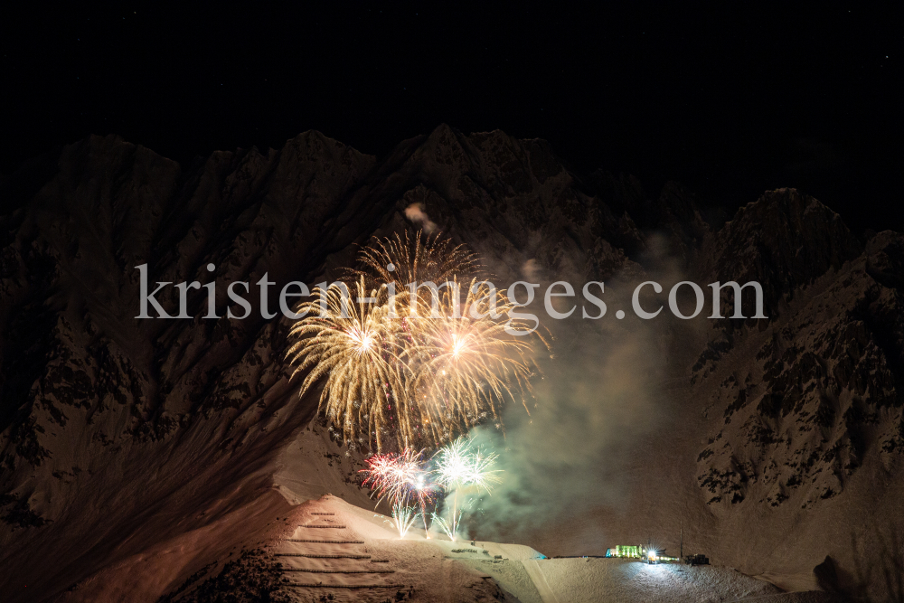 Silvester-Feuerwerk 2019/2020 auf der Seegrube, Nordkette, Innsbruck by kristen-images.com