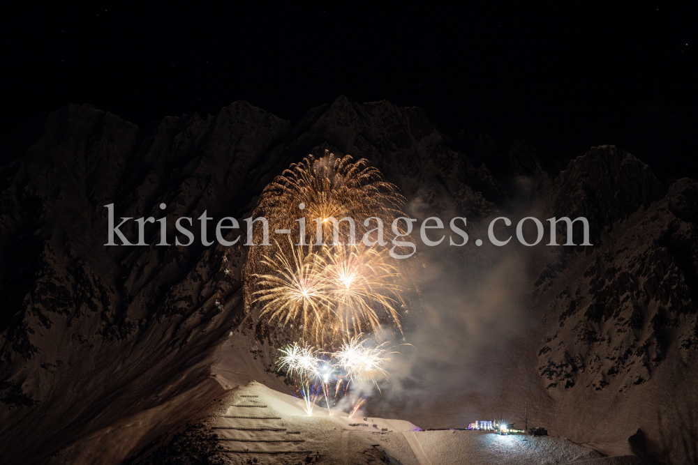 Silvester-Feuerwerk 2019/2020 auf der Seegrube, Nordkette, Innsbruck by kristen-images.com