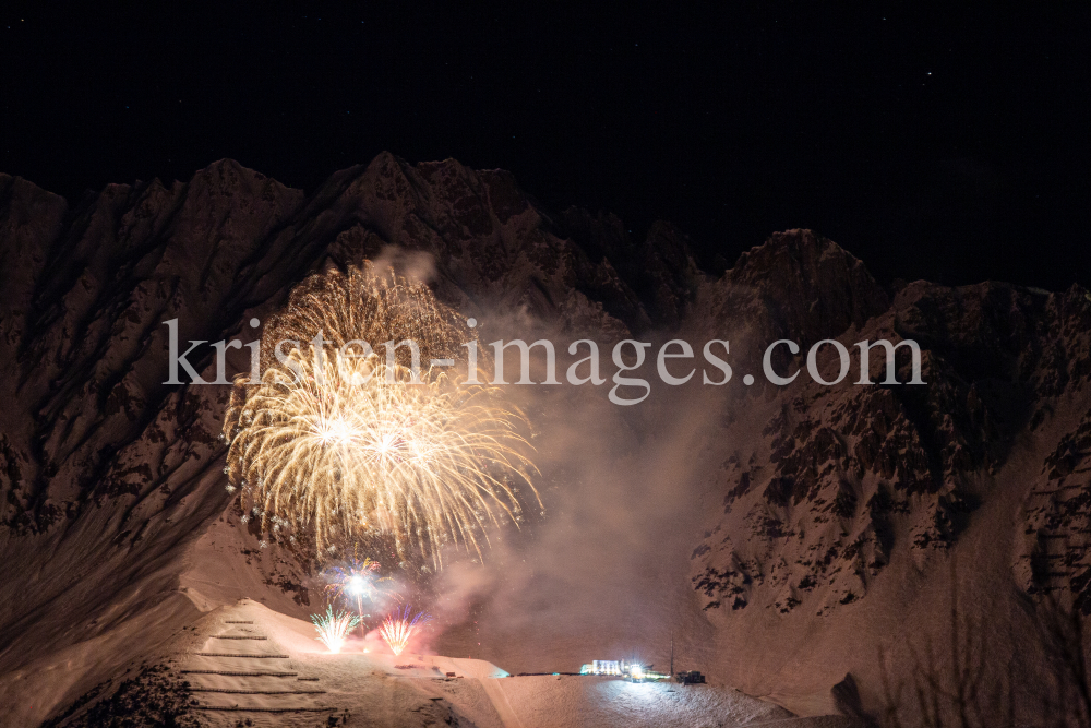 Silvester-Feuerwerk 2019/2020 auf der Seegrube, Nordkette, Innsbruck by kristen-images.com