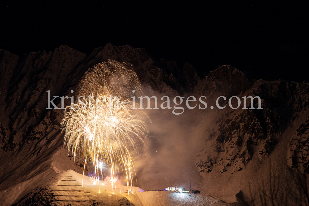 Silvester-Feuerwerk 2019/2020 auf der Seegrube, Nordkette, Innsbruck by kristen-images.com