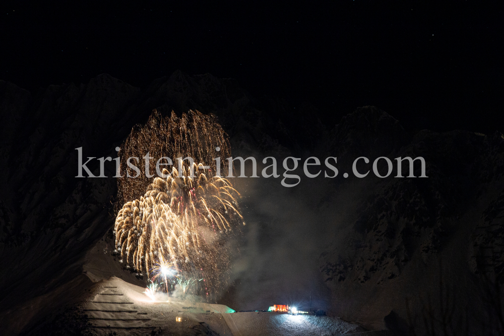 Silvester-Feuerwerk 2019/2020 auf der Seegrube, Nordkette, Innsbruck by kristen-images.com