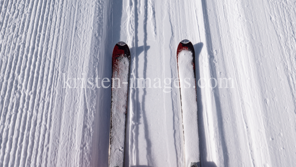 Stubaier Gletscher, Tirol, Austria / Ski, Skier in der Liftspur by kristen-images.com