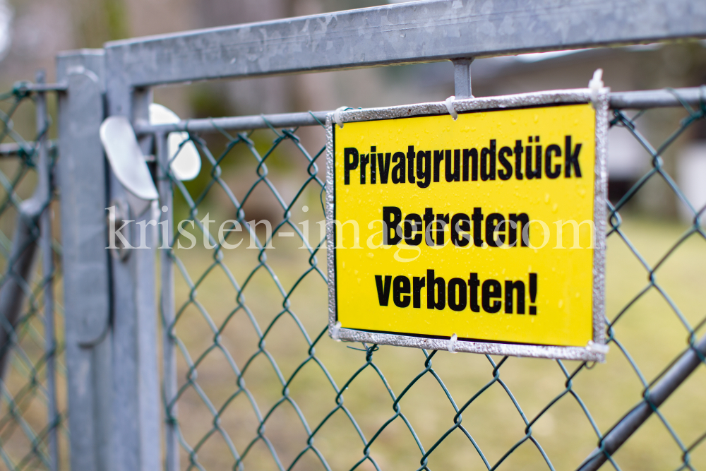 Privatgrundstück Betreten verboten by kristen-images.com