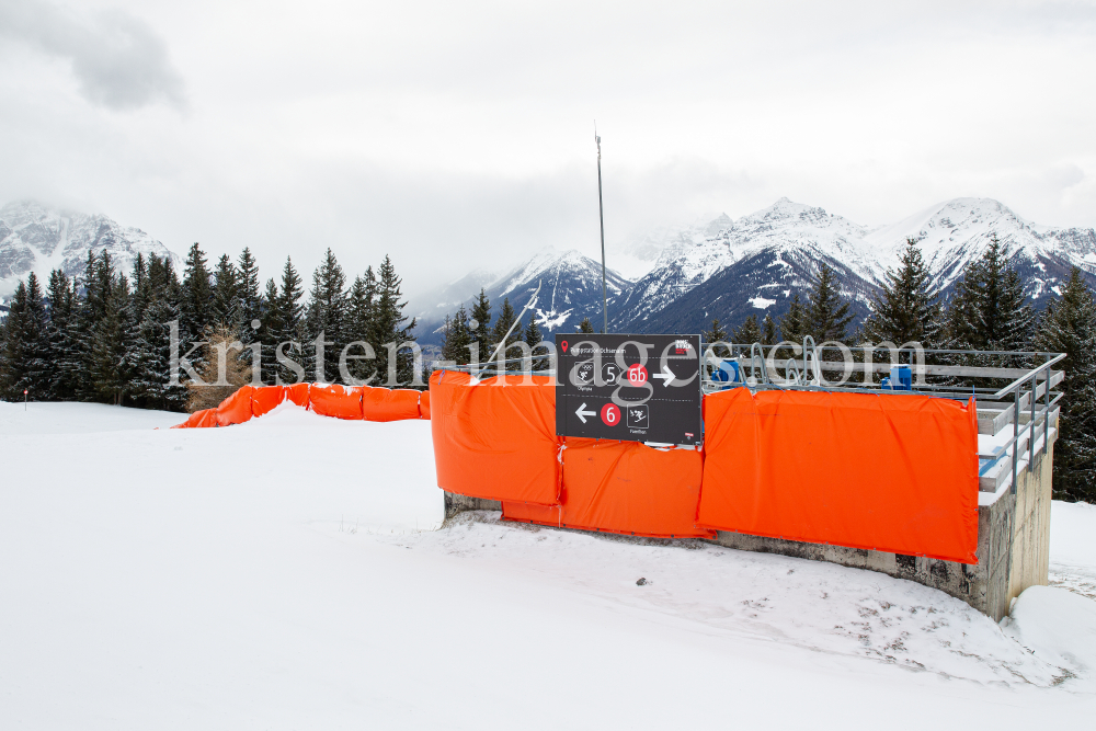 Aufprallschutz, Schutzmatten für Skifahrer / Patscherkofel, Tirol by kristen-images.com
