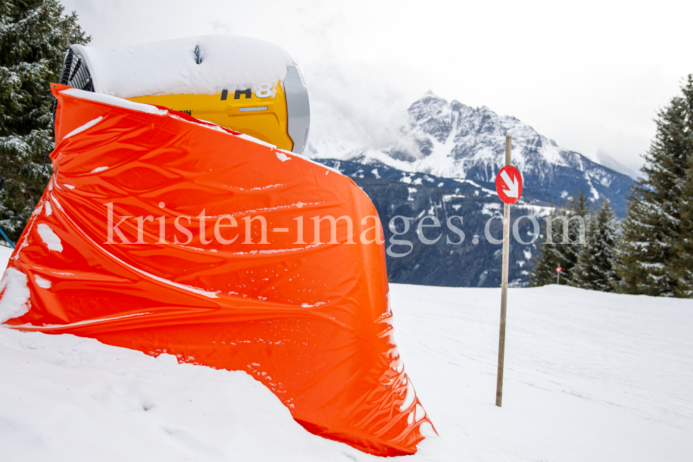Aufprallschutz, Schutzmatten für Skifahrer / Schneekanone  by kristen-images.com