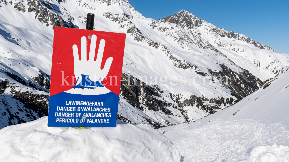 Warntafel: Stop Lawinengefahr / Stubaier Gletscher, Stubaital, Tirol, Austria by kristen-images.com
