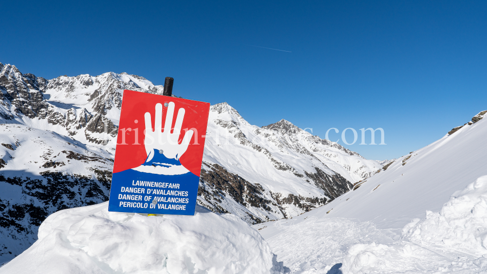 Warntafel: Stop Lawinengefahr / Stubaier Gletscher, Stubaital, Tirol, Austria by kristen-images.com