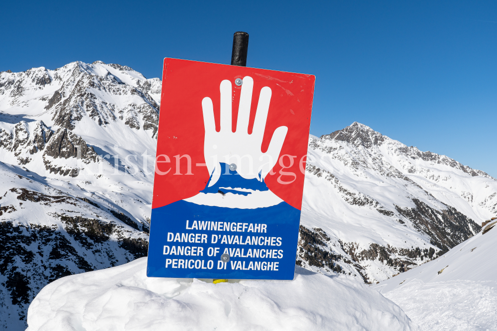 Warntafel: Stop Lawinengefahr / Stubaier Gletscher, Stubaital, Tirol, Austria by kristen-images.com