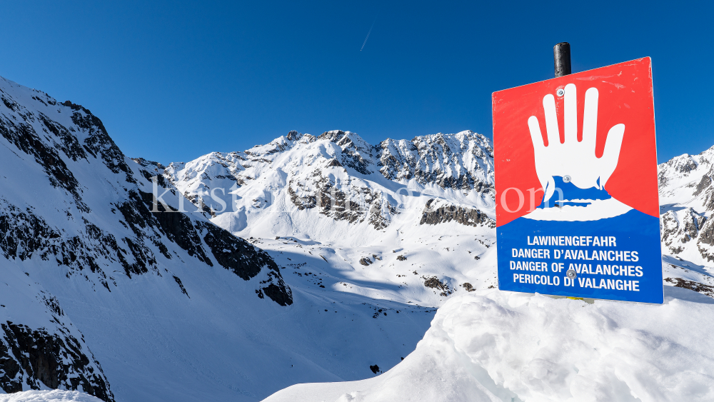 Warntafel: Stop Lawinengefahr / Stubaier Gletscher, Stubaital, Tirol, Austria by kristen-images.com