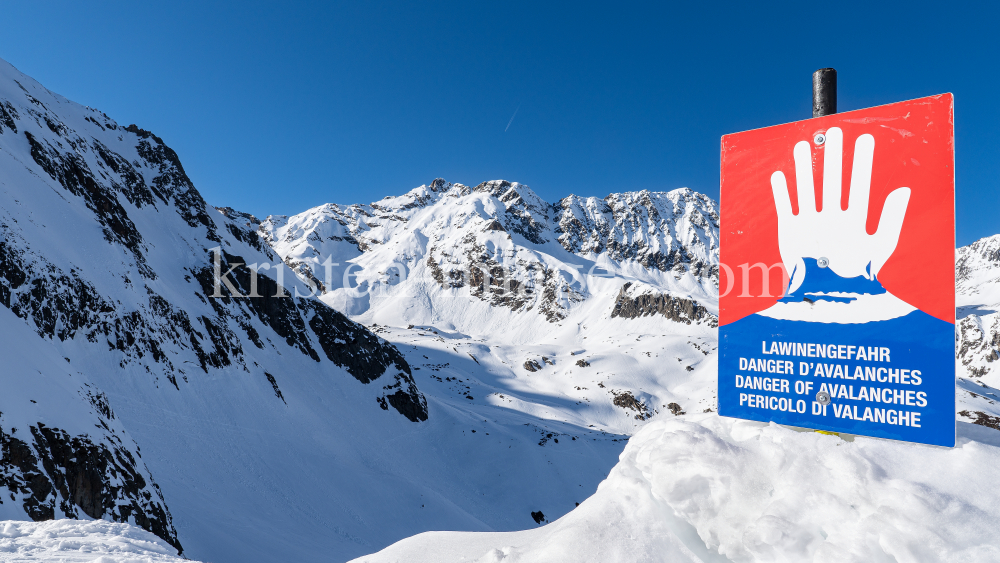 Warntafel: Stop Lawinengefahr / Stubaier Gletscher, Stubaital, Tirol, Austria by kristen-images.com