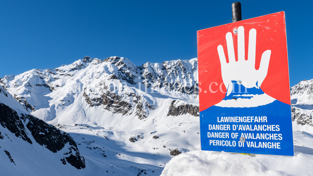 Warntafel: Stop Lawinengefahr / Stubaier Gletscher, Stubaital, Tirol, Austria by kristen-images.com