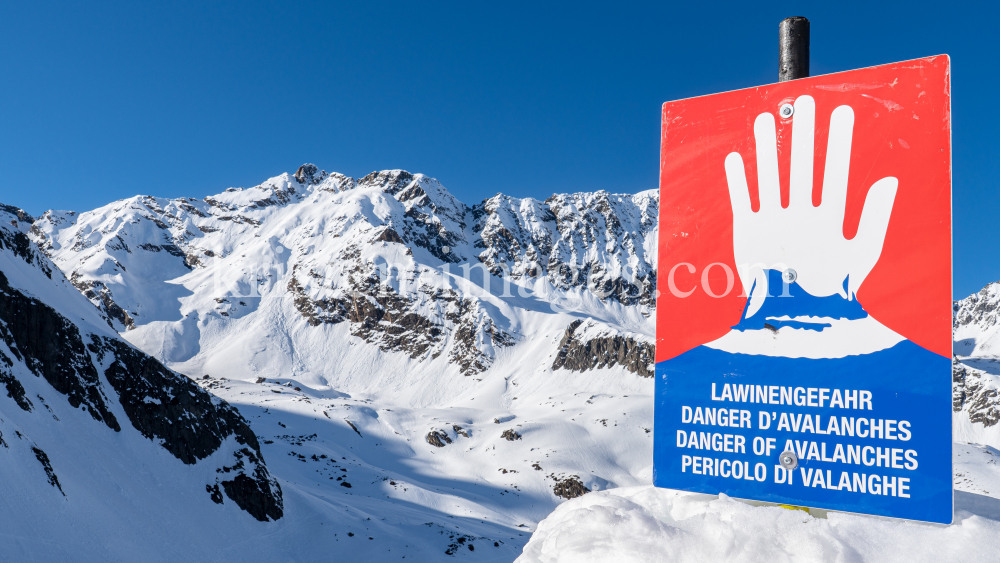 Warntafel: Stop Lawinengefahr / Stubaier Gletscher, Stubaital, Tirol, Austria by kristen-images.com