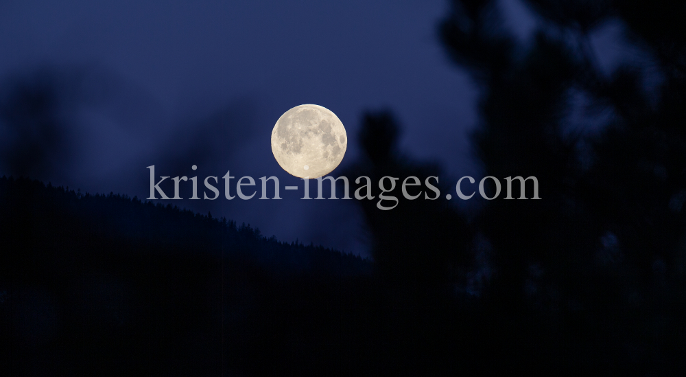 Mond, Vollmond über Tirol, Austria by kristen-images.com