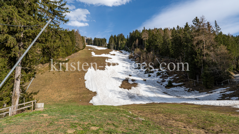 Skipiste im Frühjahr / Patscherkofel, Tirol, Austria by kristen-images.com