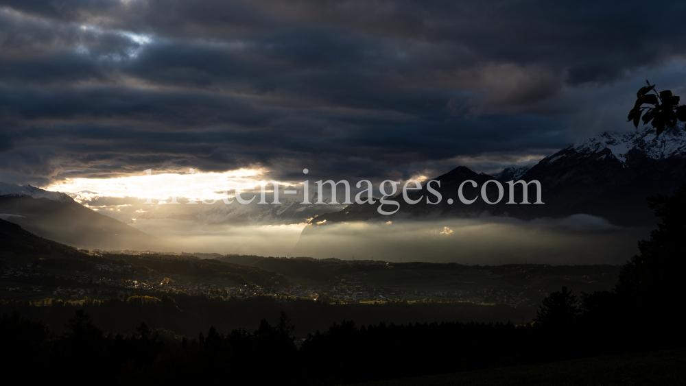 Sonnenuntergang über dem Inntal, Tirol, Austria by kristen-images.com