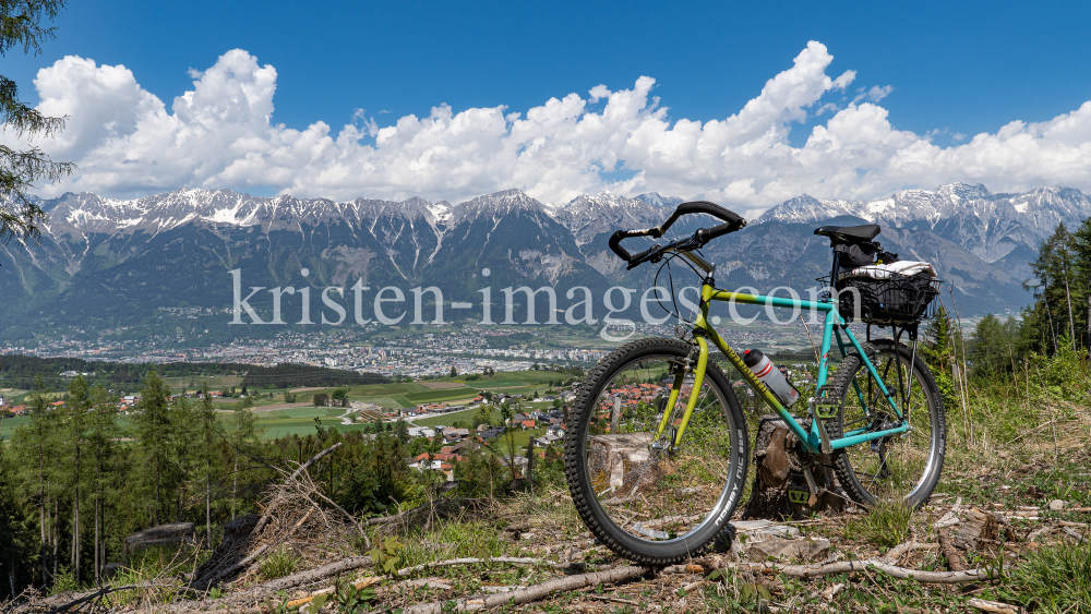 altes Mountainbike von Specialized / Sistrans, Tirol, Austria by kristen-images.com