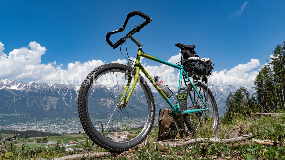 altes Mountainbike von Specialized / Sistrans, Tirol, Austria by kristen-images.com