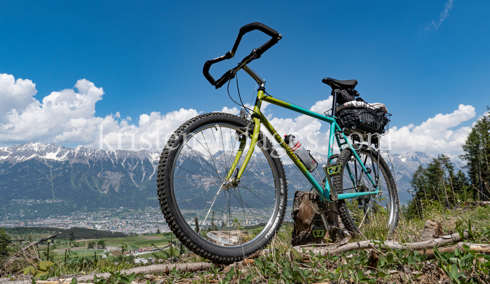 altes Mountainbike von Specialized / Sistrans, Tirol, Austria by kristen-images.com