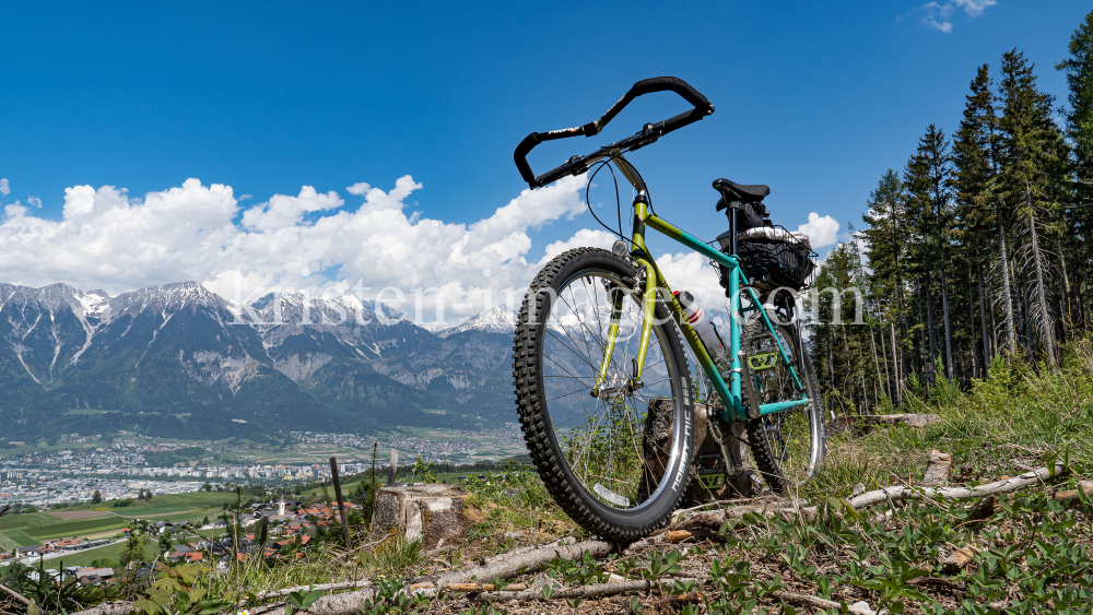 altes Mountainbike von Specialized / Sistrans, Tirol, Austria by kristen-images.com