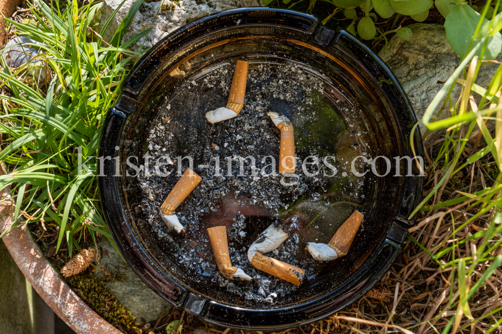 Zigarettenstummel / Kippen im Aschenbecher by kristen-images.com