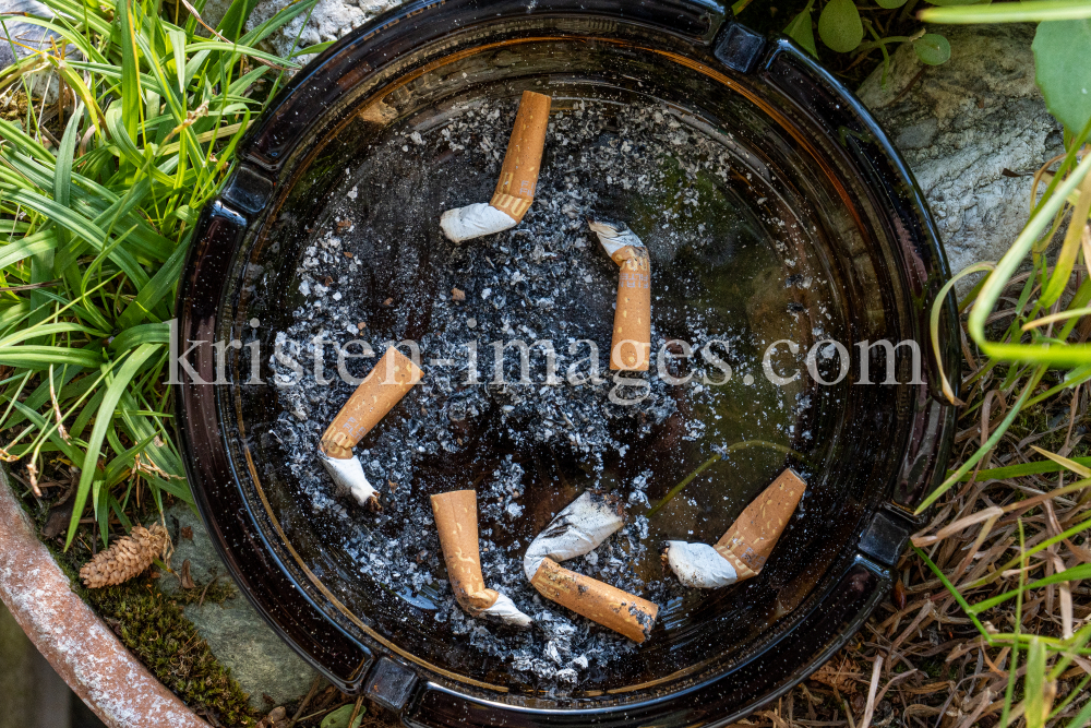 Zigarettenstummel / Kippen im Aschenbecher by kristen-images.com