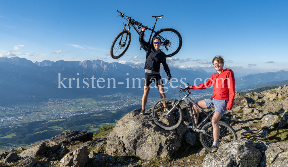 Mountainbiker am Gipfel, Patscherkofel, Tirol, Austria by kristen-images.com