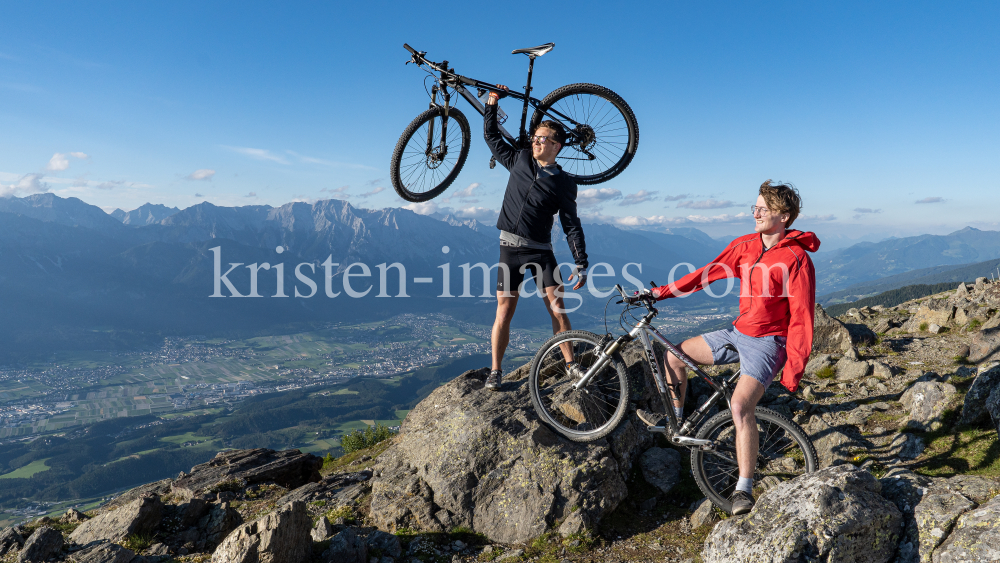 Mountainbiker am Gipfel, Patscherkofel, Tirol, Austria by kristen-images.com