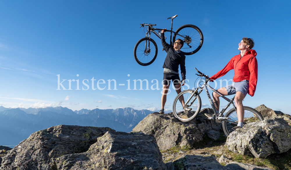 Mountainbiker am Gipfel, Patscherkofel, Tirol, Austria by kristen-images.com