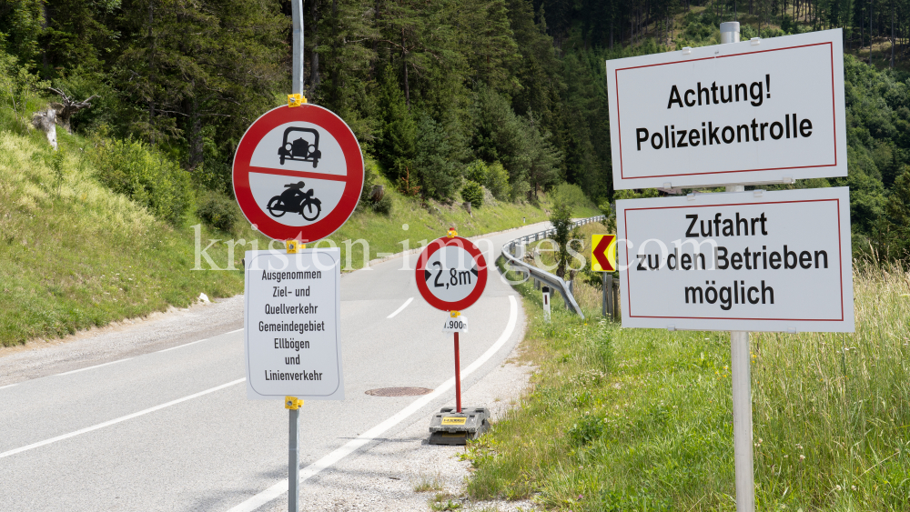 Verkehrssperre / Römerstraße bei Patsch, Ellbögen, Tirol, Austria by kristen-images.com