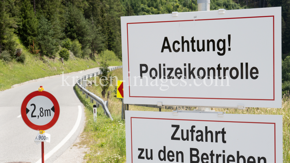 Hinweisschild: Achtung! Polizeikontrolle / Patsch, Ellbögen, Tirol, Austria by kristen-images.com