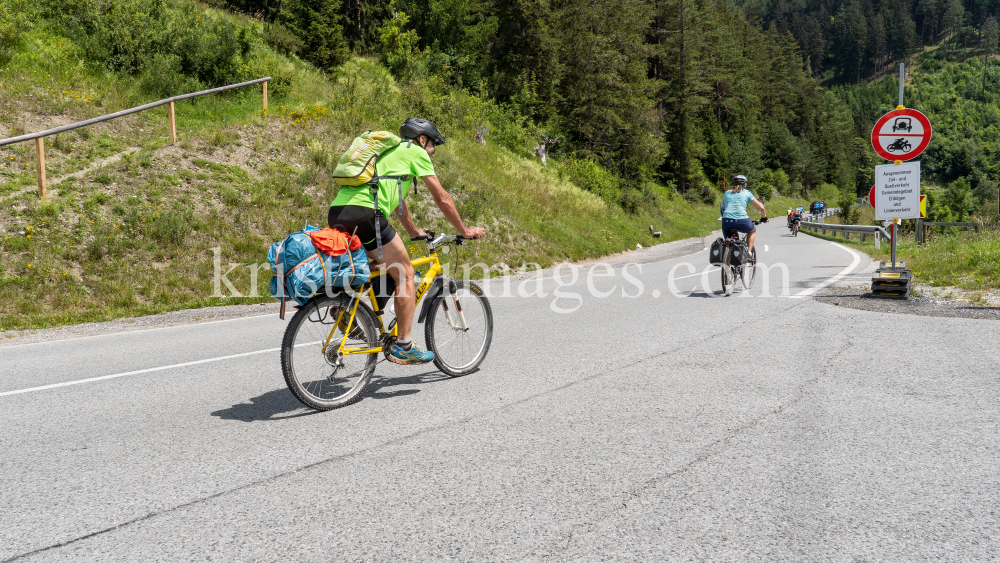 Tourenradfahrer Richtung Italien / Tirol, Austria by kristen-images.com