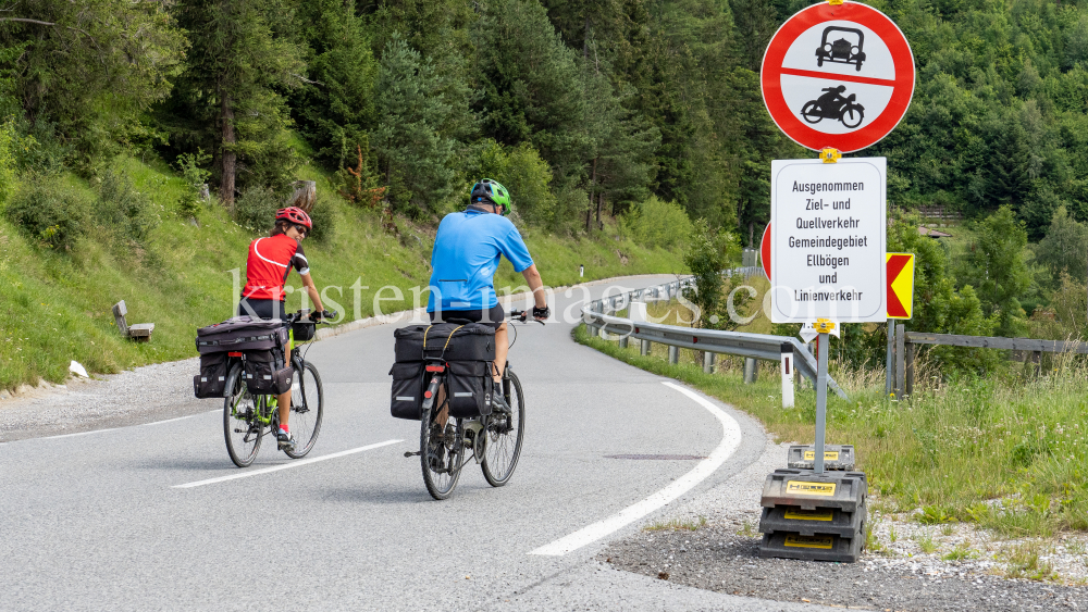 Tourenradfahrer Richtung Italien / Tirol, Austria by kristen-images.com