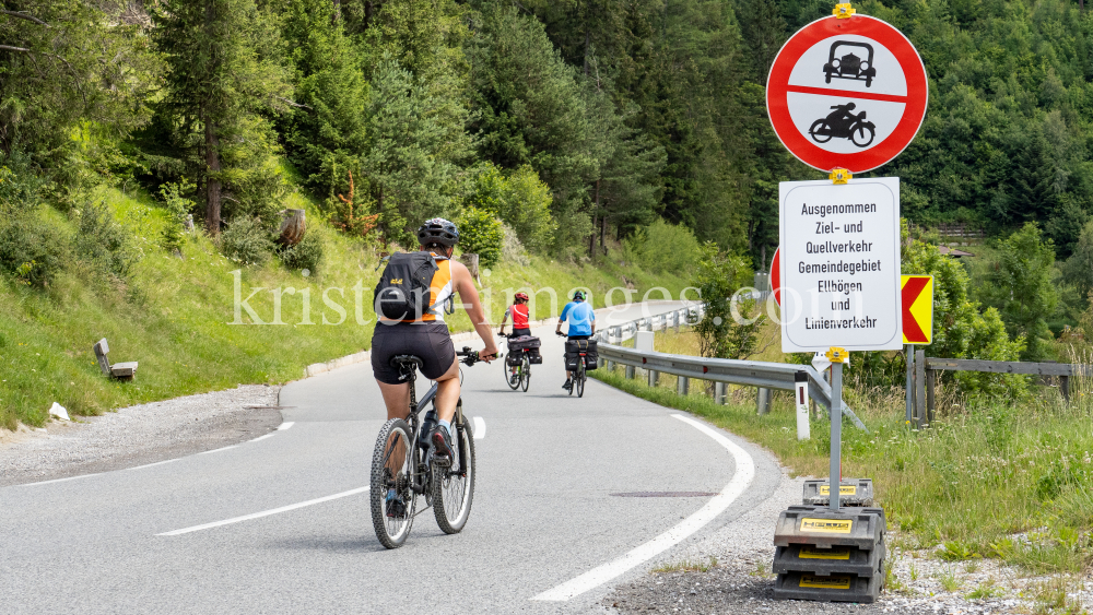 Tourenradfahrer Richtung Italien / Tirol, Austria by kristen-images.com
