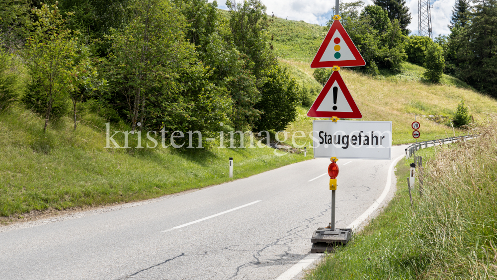 Hinweisschild: Staugefahr / Ellbögen, Tirol, Austria by kristen-images.com