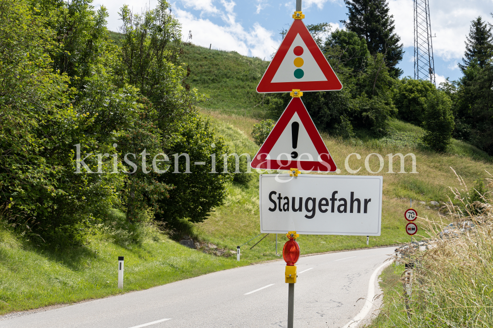 Hinweisschild: Staugefahr / Ellbögen, Tirol, Austria by kristen-images.com